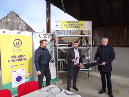 Vsi trije podpisniki pri simbolični oddaji še delujočih aparatov